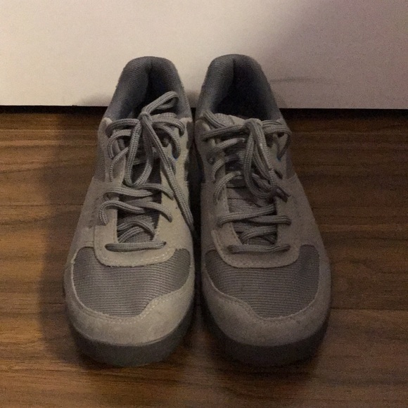 Like-new Giro cycling/biking 2-bolt shoes - Picture 3 of 13